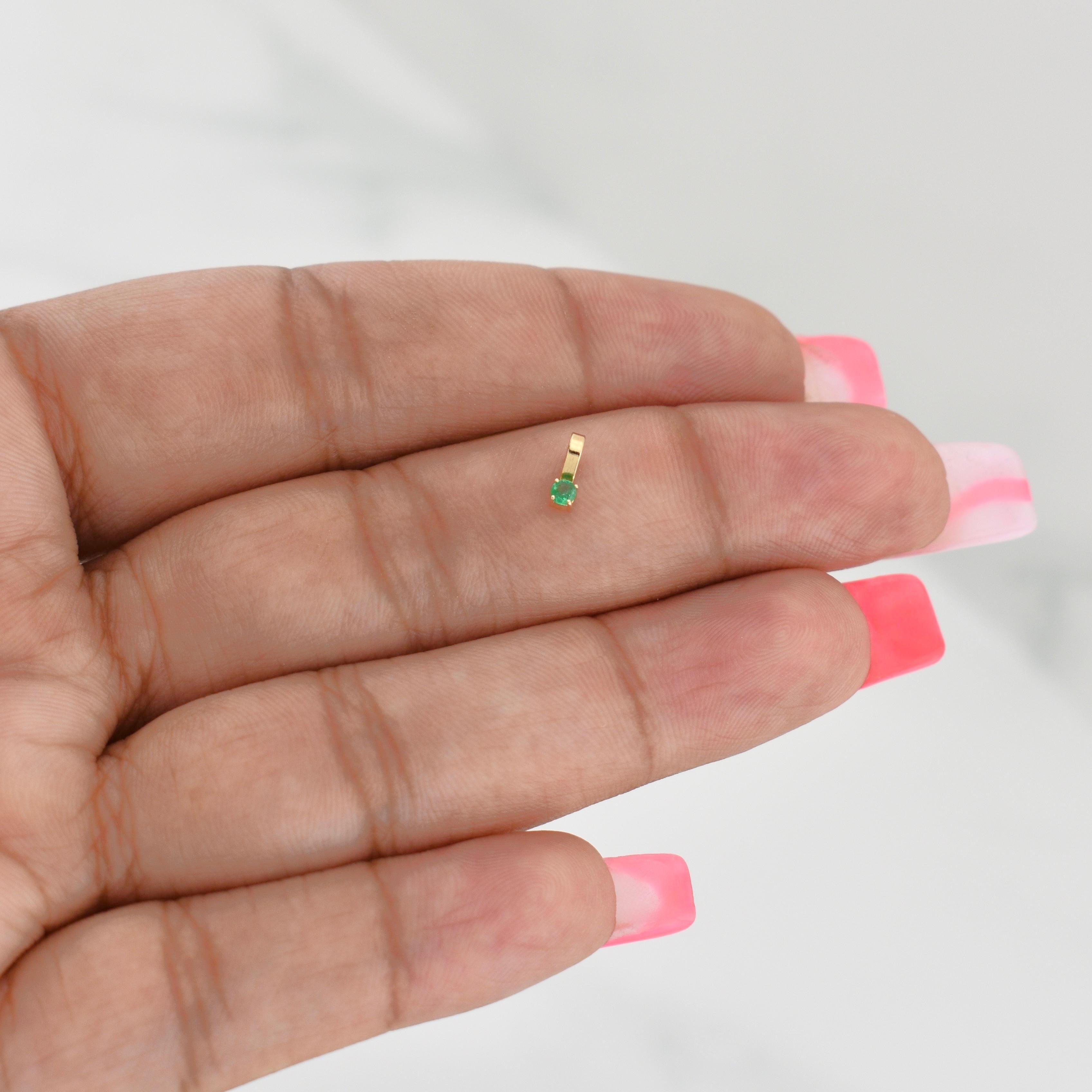 Dije Sencillo Redondo Esmeralda 0.08pts 0.1g / 1/4 in Oro Amarillo 18K