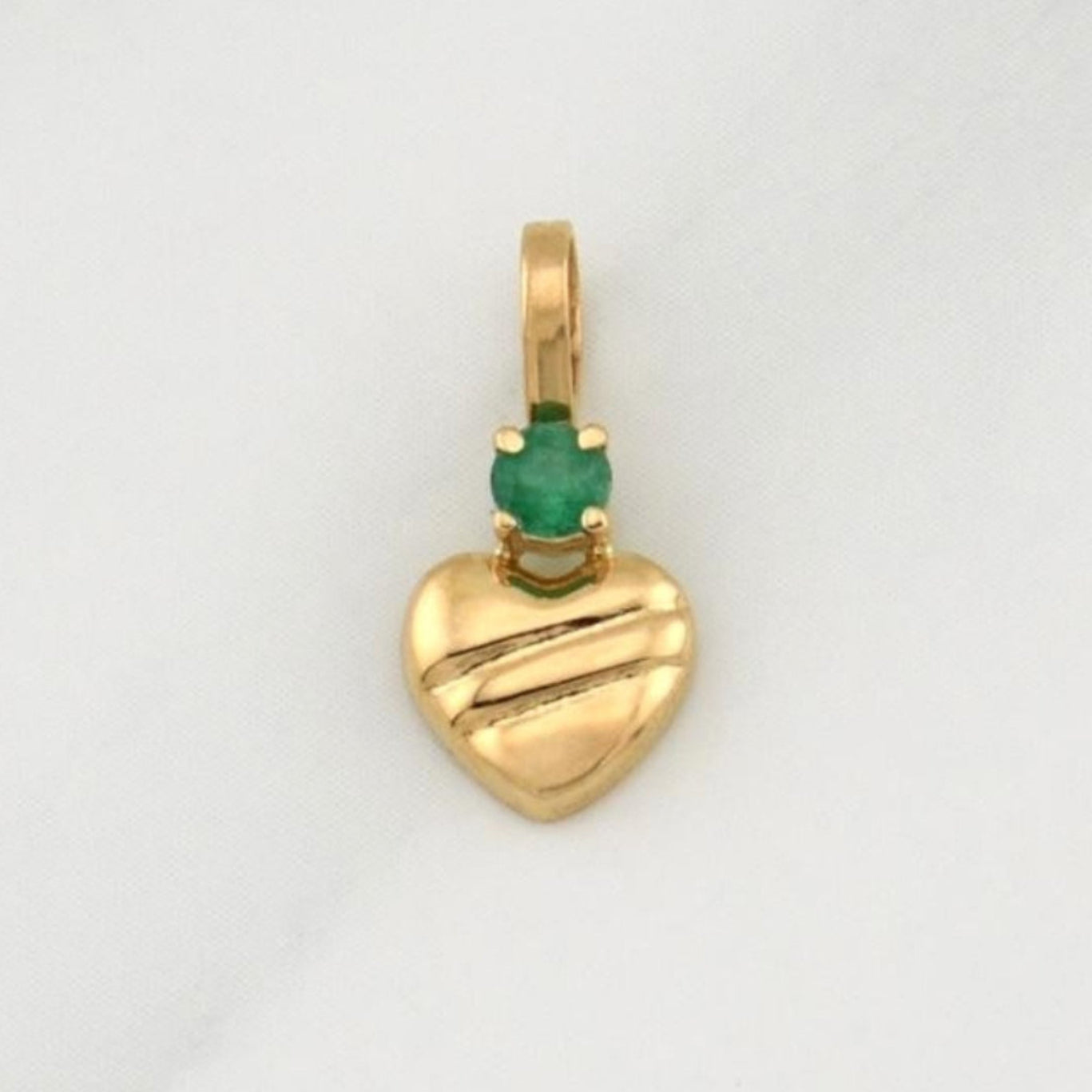 Pendant Striped Heart Emerald 0.06pts 0.3g / 1/2 in 18K Yellow Gold