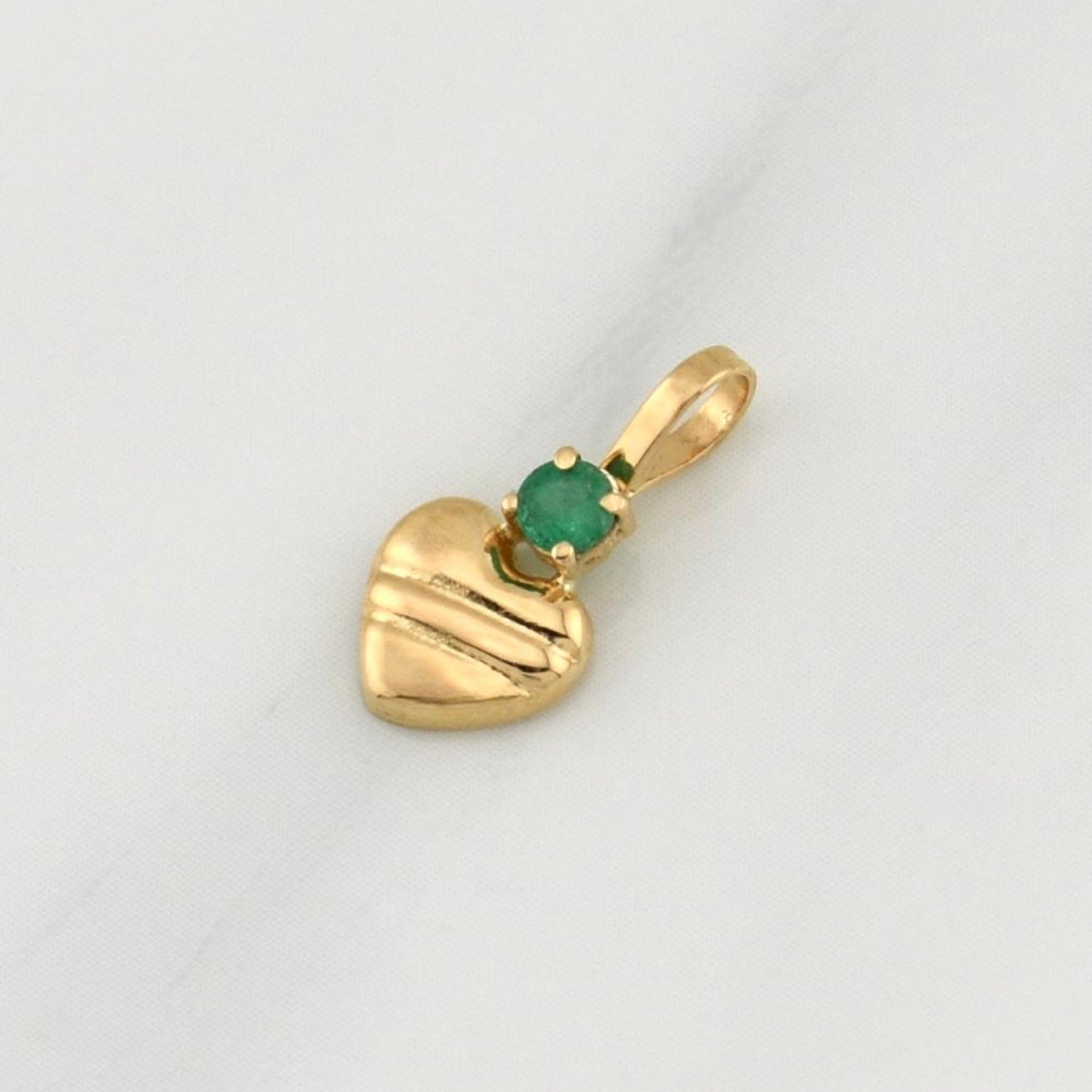 Pendant Striped Heart Emerald 0.06pts 0.3g / 1/2 in 18K Yellow Gold