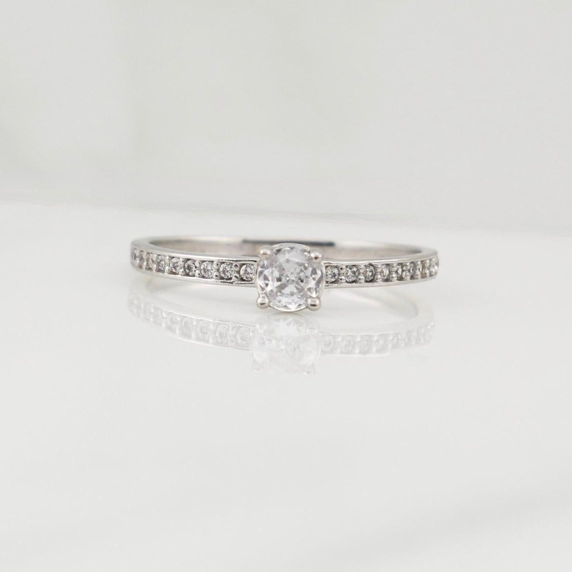 Anillo Solitario Churumbela 1.5gr / T7 1/4 / Oro Blanco 18K !