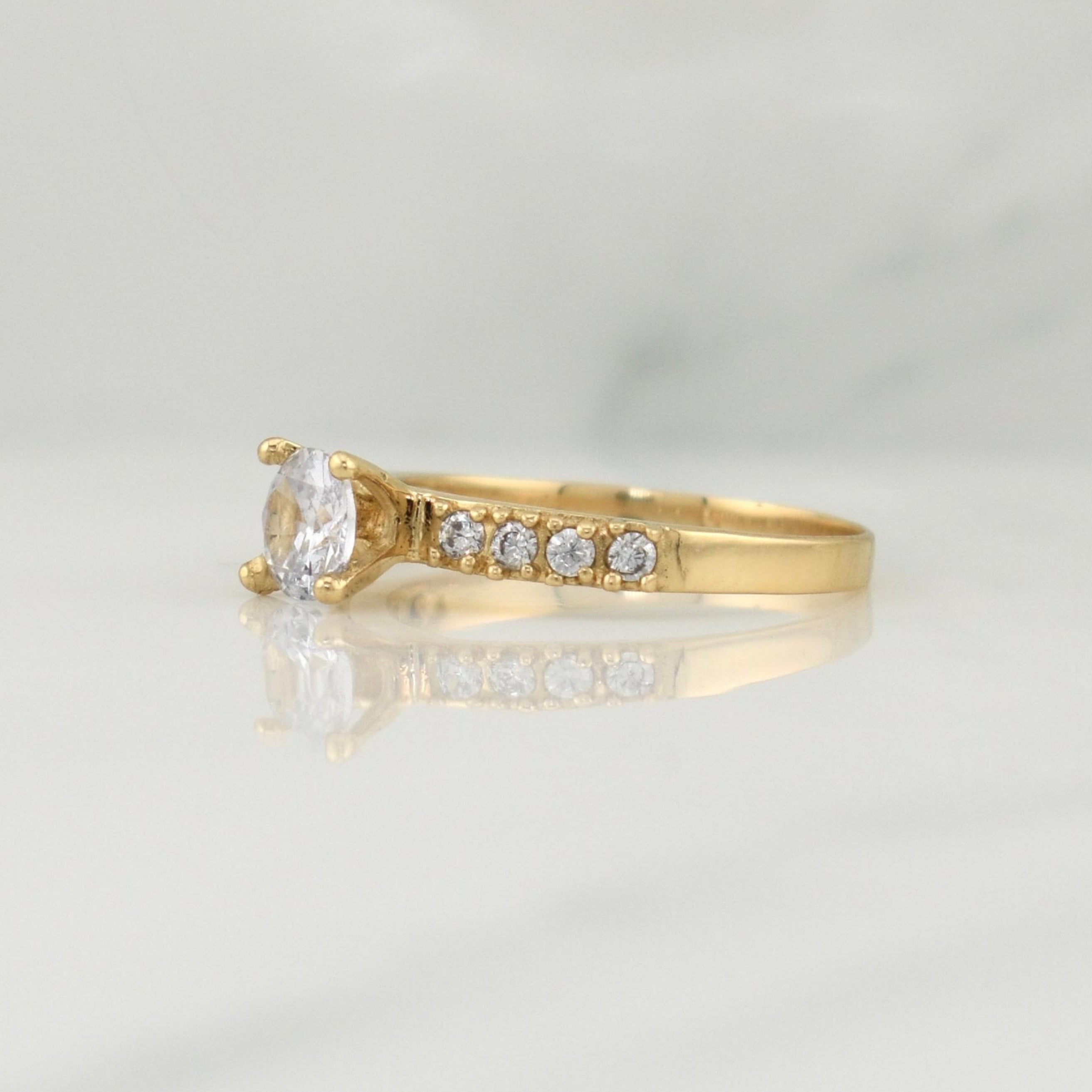 Solitaire Ring 2.1 g / T6.75 Yellow Gold 18K