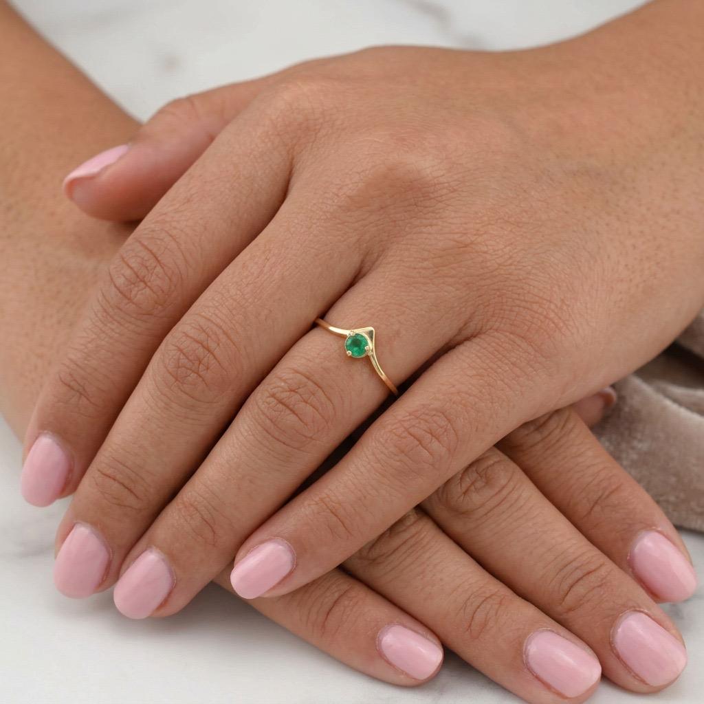 Centered Arrow Emerald Ring 0.06pts 0.9g / T5.75 18K Yellow Gold