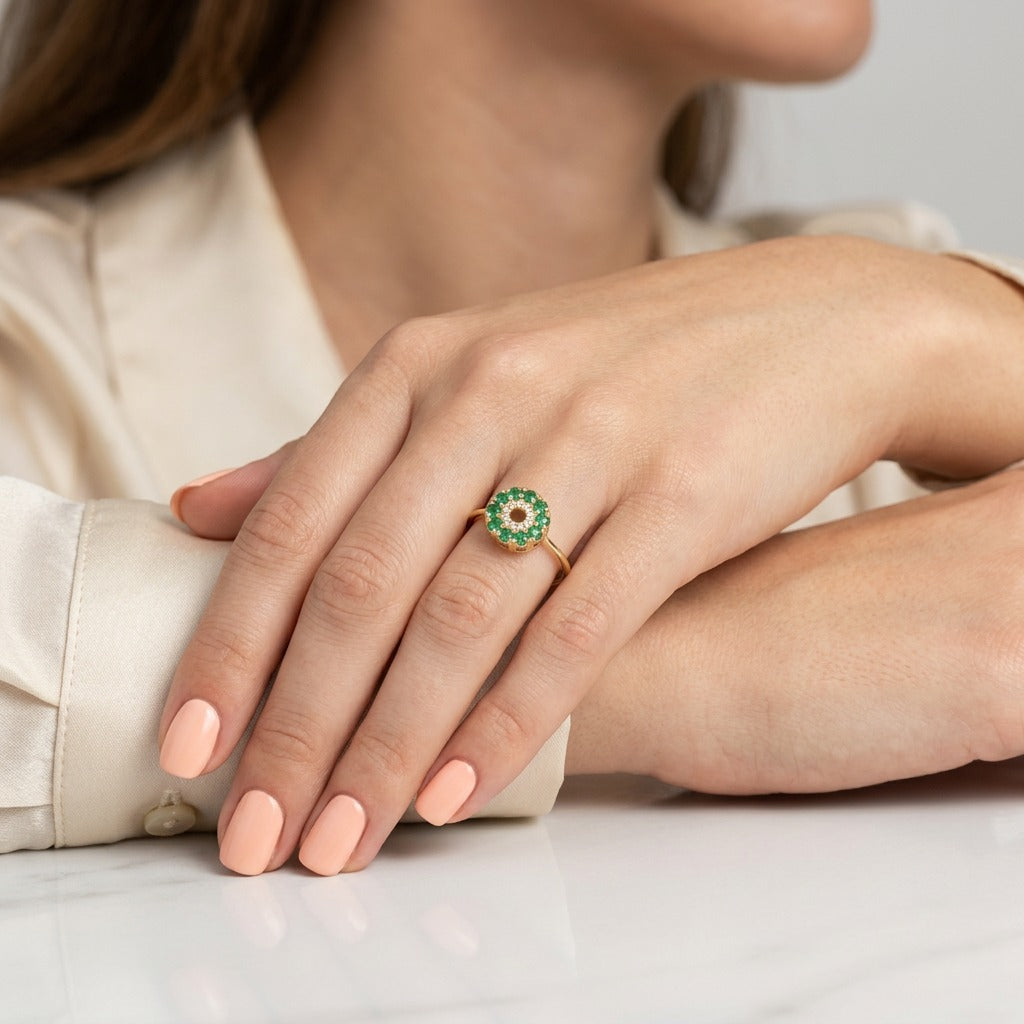 Anillo Circular Esmeraldas 0.31pts Diamantes 0.08pts 2.25g / T6.75 Oro Amarillo 18K