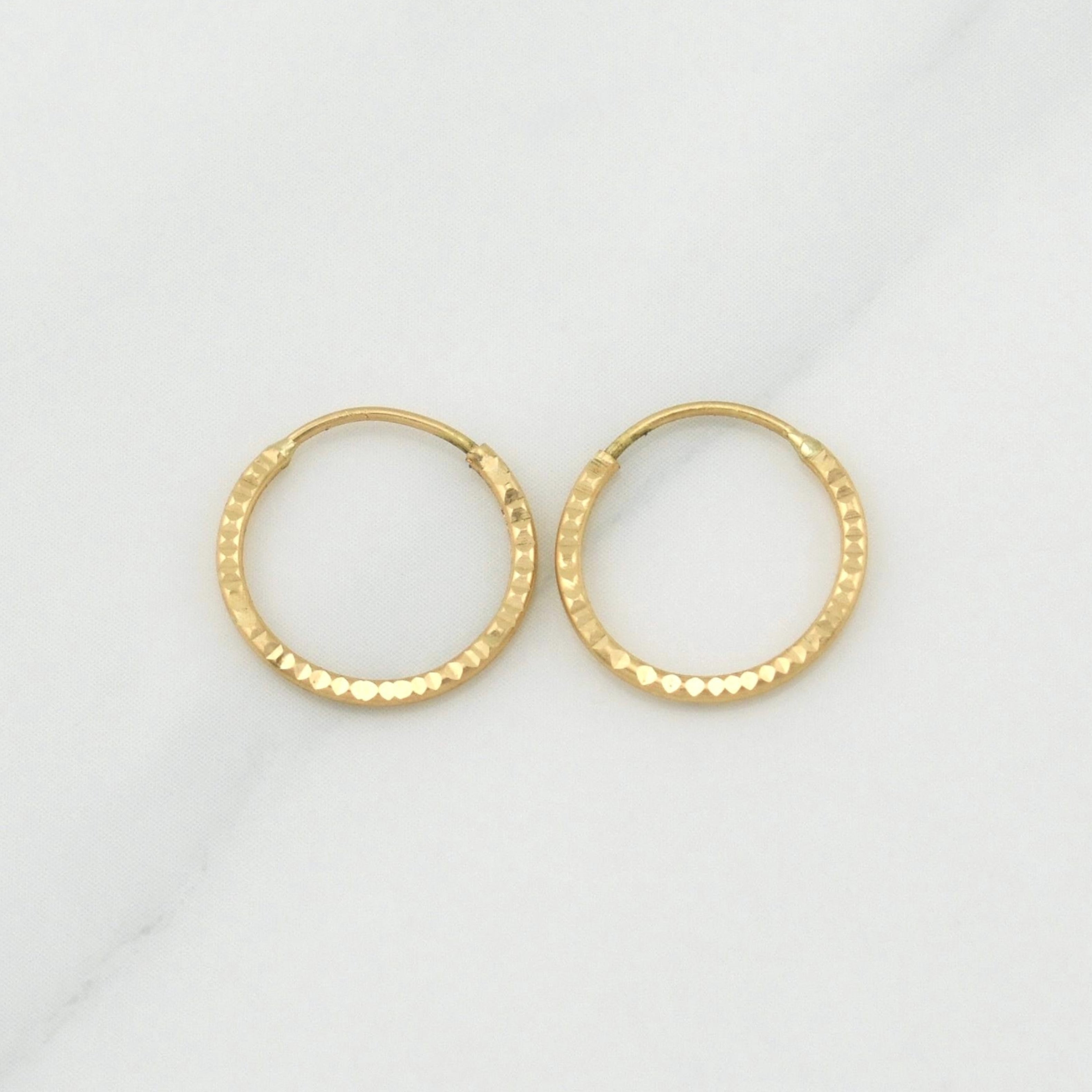 Candongas Aro Rayado 0.45g / 1/2 in Oro Amarillo 18K