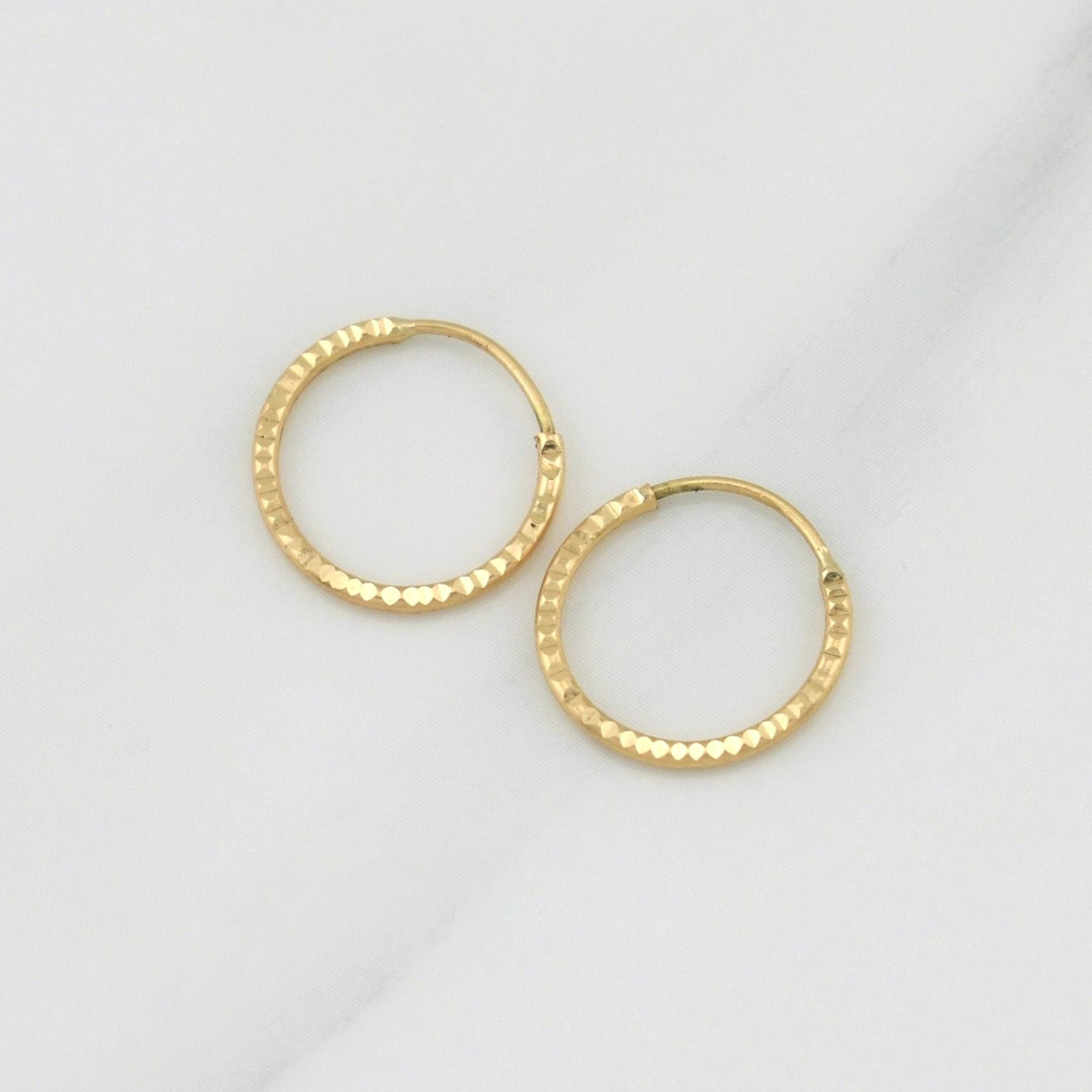 Candongas Aro Rayado 0.45g / 1/2 in Oro Amarillo 18K