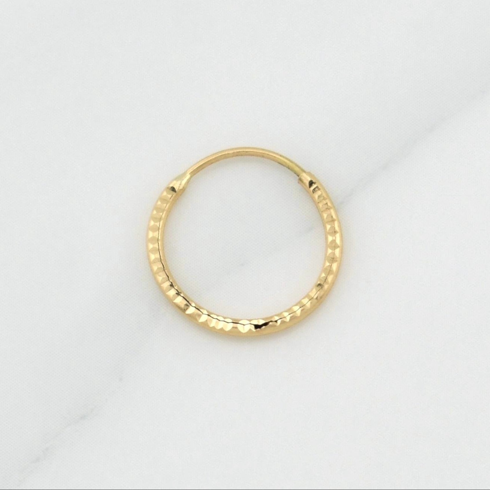 Candongas Aro Rayado 0.45g / 1/2 in Oro Amarillo 18K