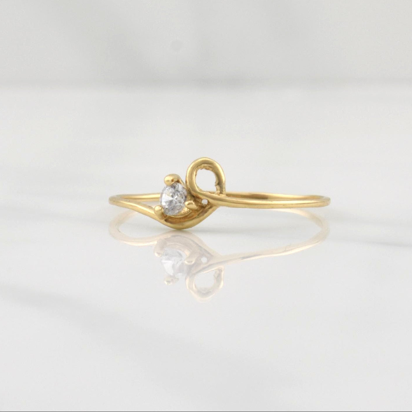 Anillo Solitario Lazo 0.85g / T8.75 Oro Amarillo 18K