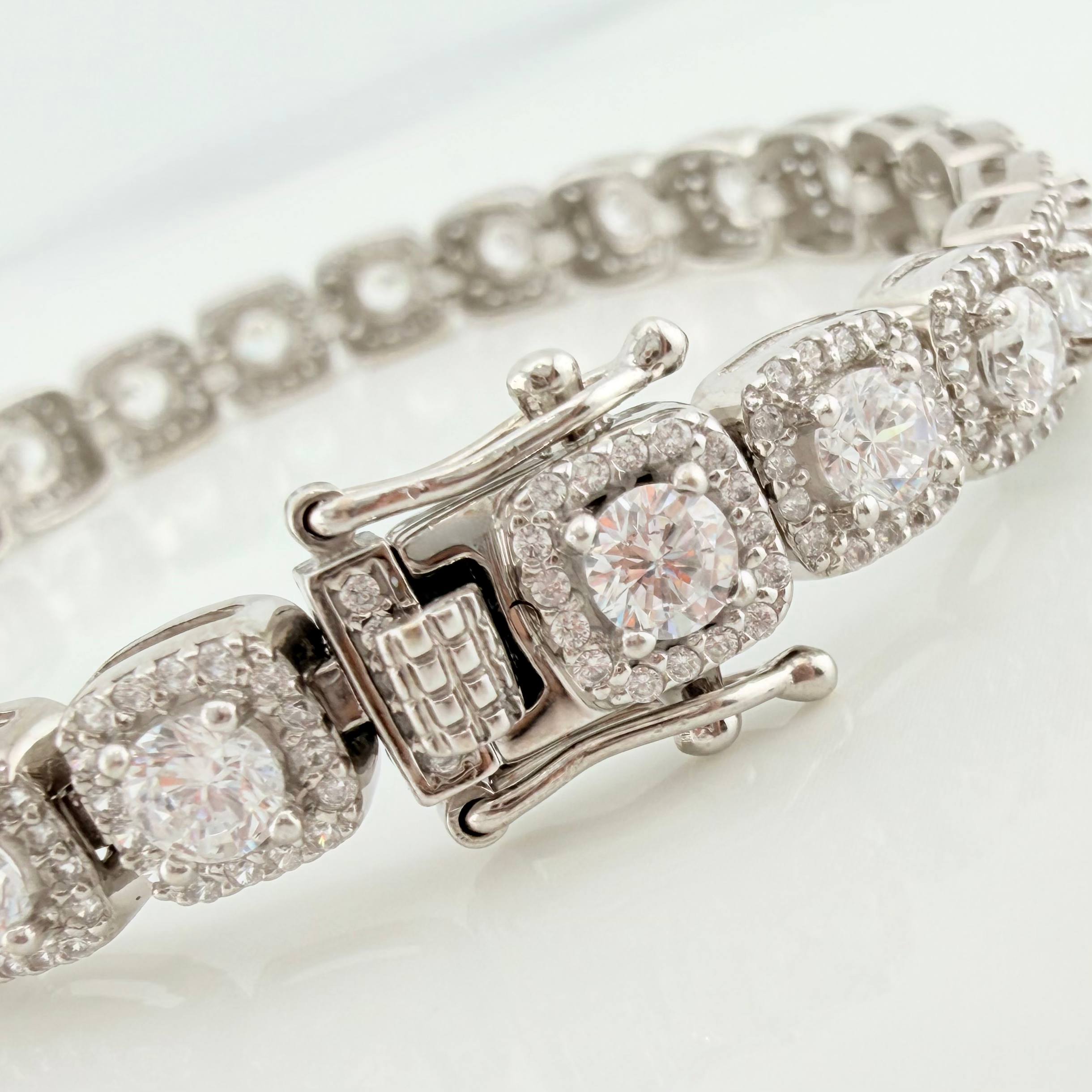 Tennis Bracelet 23.95 g / 7 in / 6.7 mm 18K White Gold