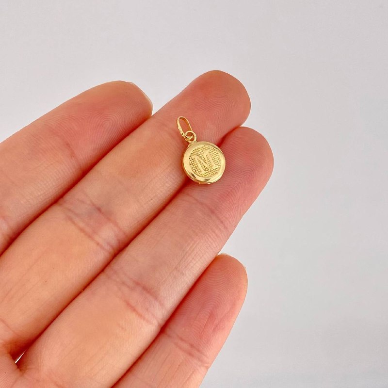 Dije Circulo Letra M 0.35g / 3/4 in Oro Amarillo 18K