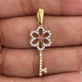 Dije Llave Flor 1.35gr / 1 1/4 in / Dos Oros Amarillo Blanco 18K &
