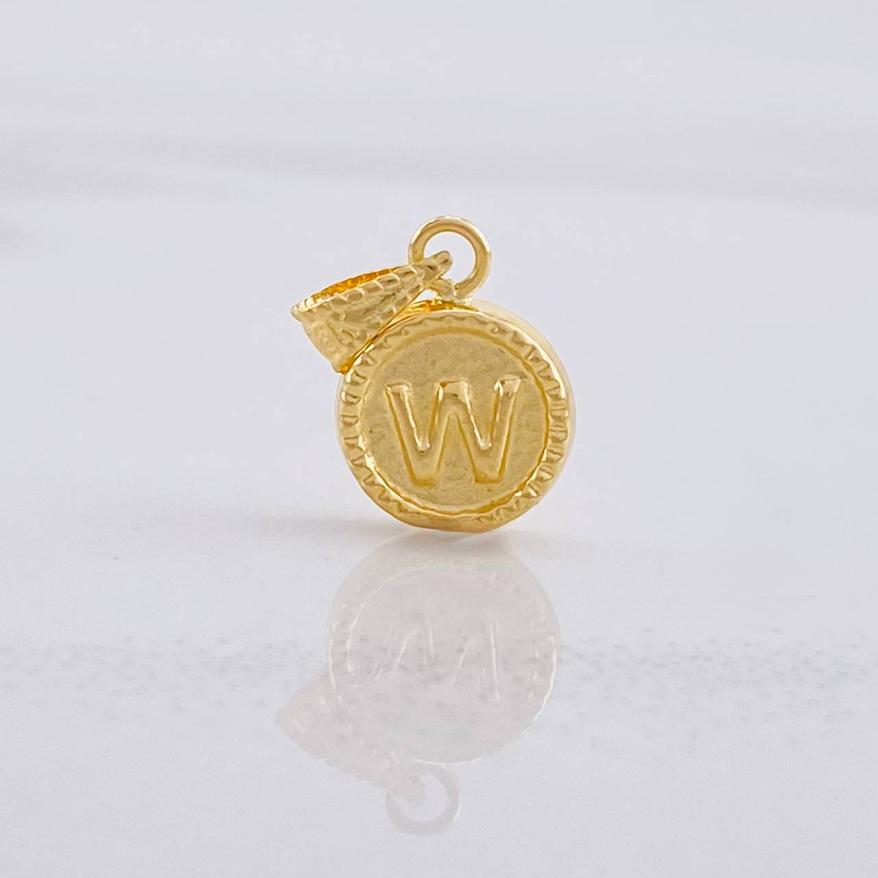 Dije Circulo Letra W 0.45g / 1/2 in Oro Amarillo 18K