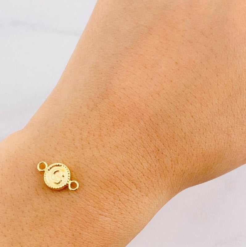 Charm Circle Letter G 0.4g / 1/2 in 18K Yellow Gold