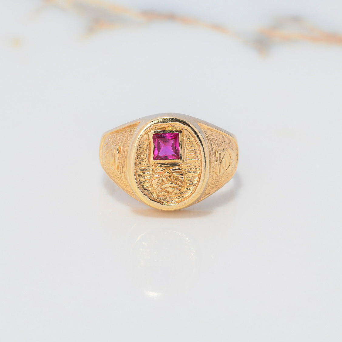 Pre-Columbian Signet Ring 6.4gr / Size 10 / Engraved Fuchsia Zircon Yellow Gold $