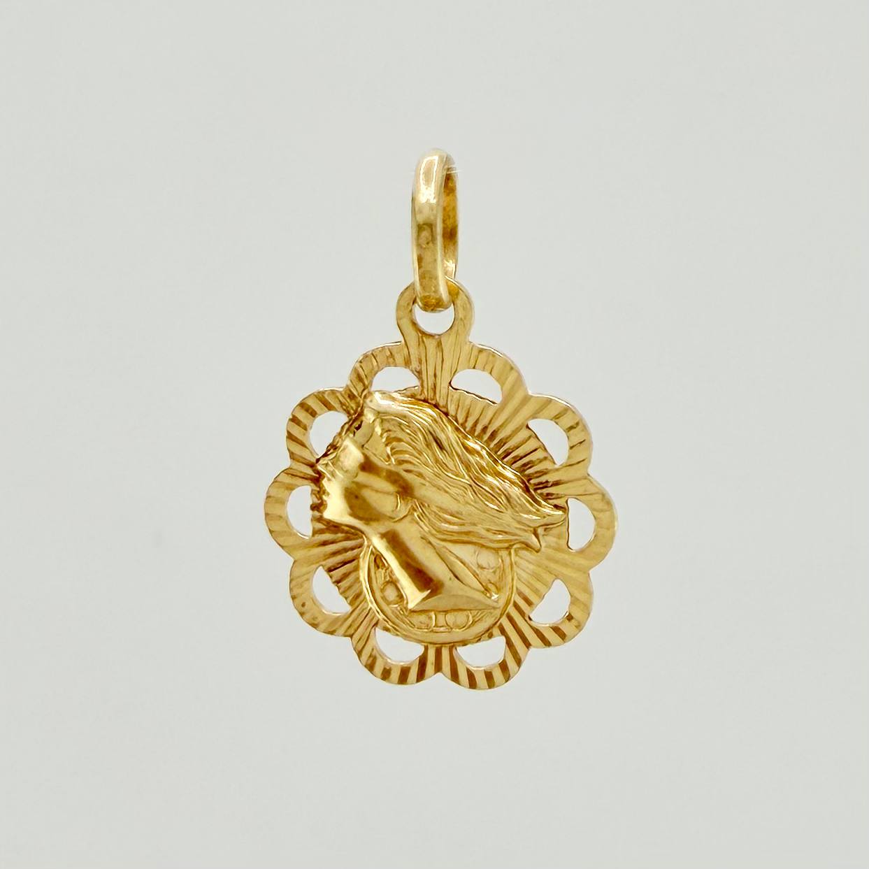 Dije Lady Justicia 1.8 g / 1 in Oro Amarillo 18K