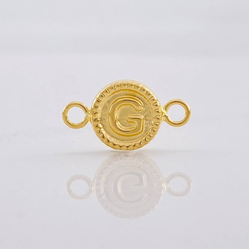 Charm Circle Letter G 0.4g / 1/2 in 18K Yellow Gold