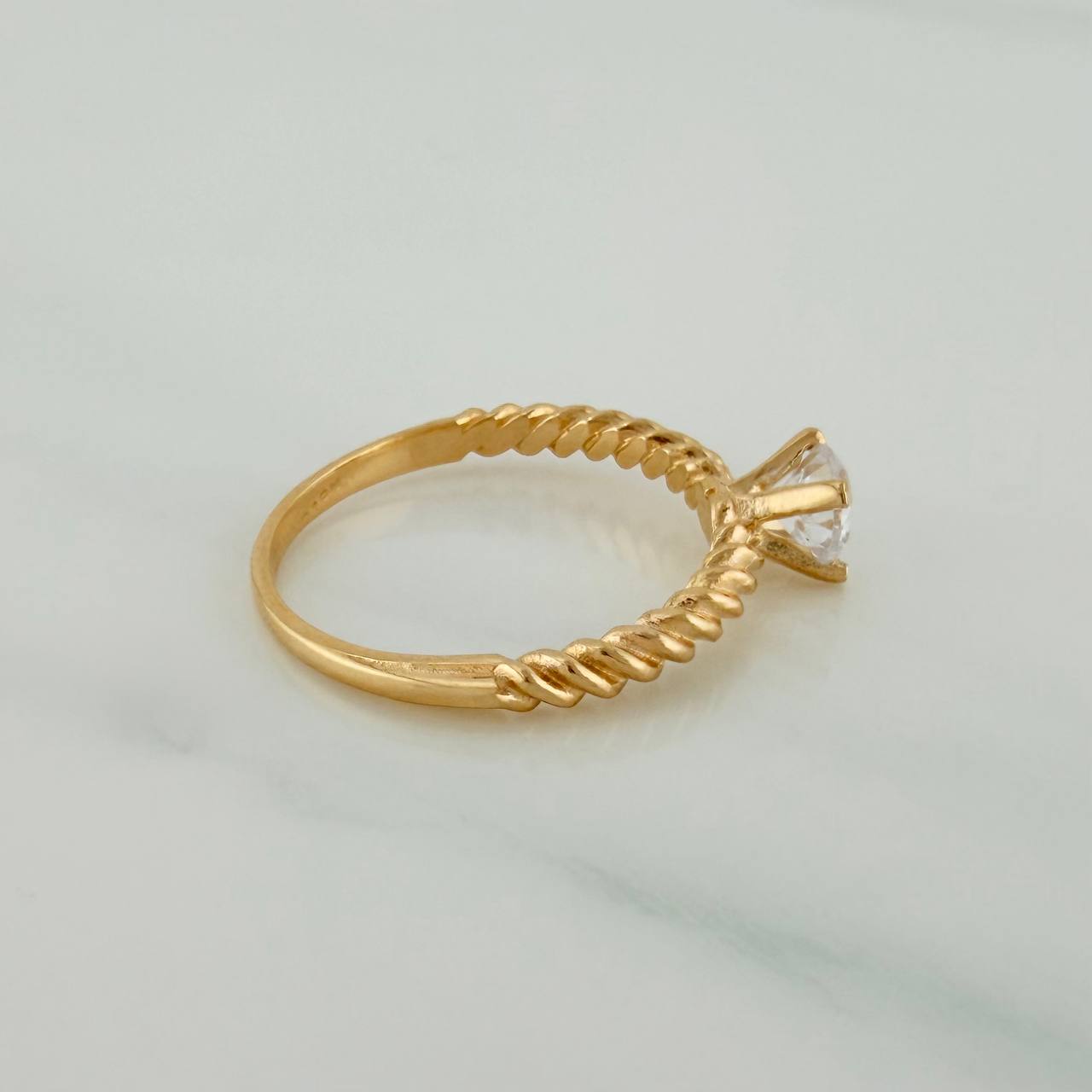 Anillo Solitario Trenzado 2.55gr / T7 1/4 / 1 in / Oro Amarillo 18K $