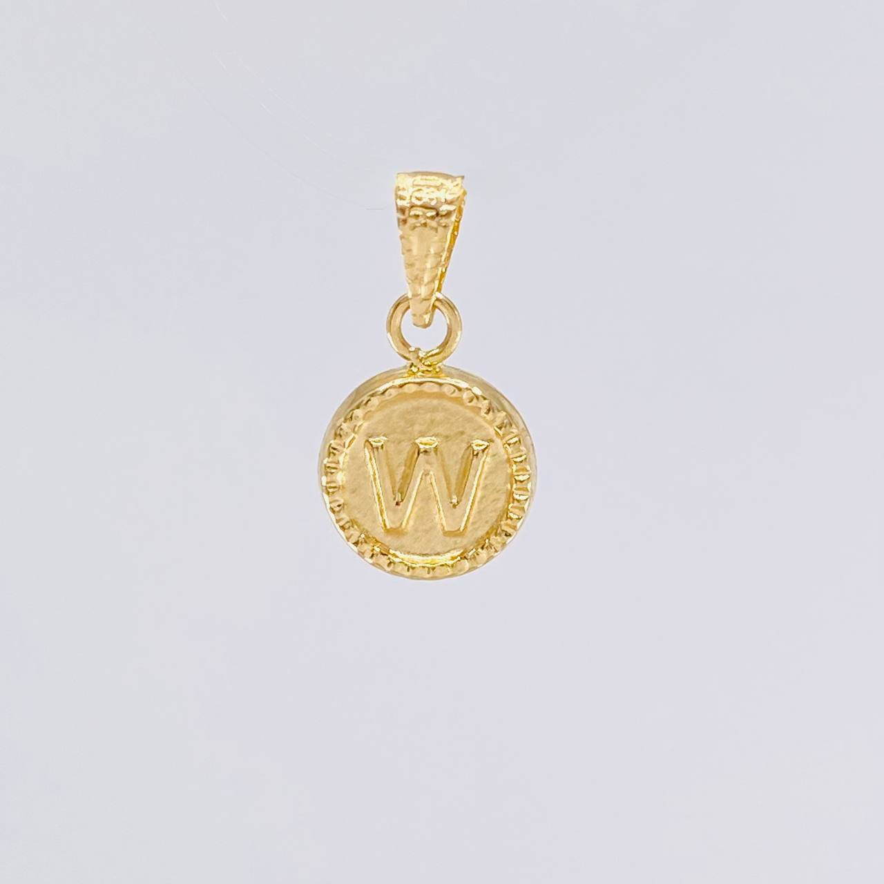 Dije Circulo Letra W 0.45g / 1/2 in Oro Amarillo 18K