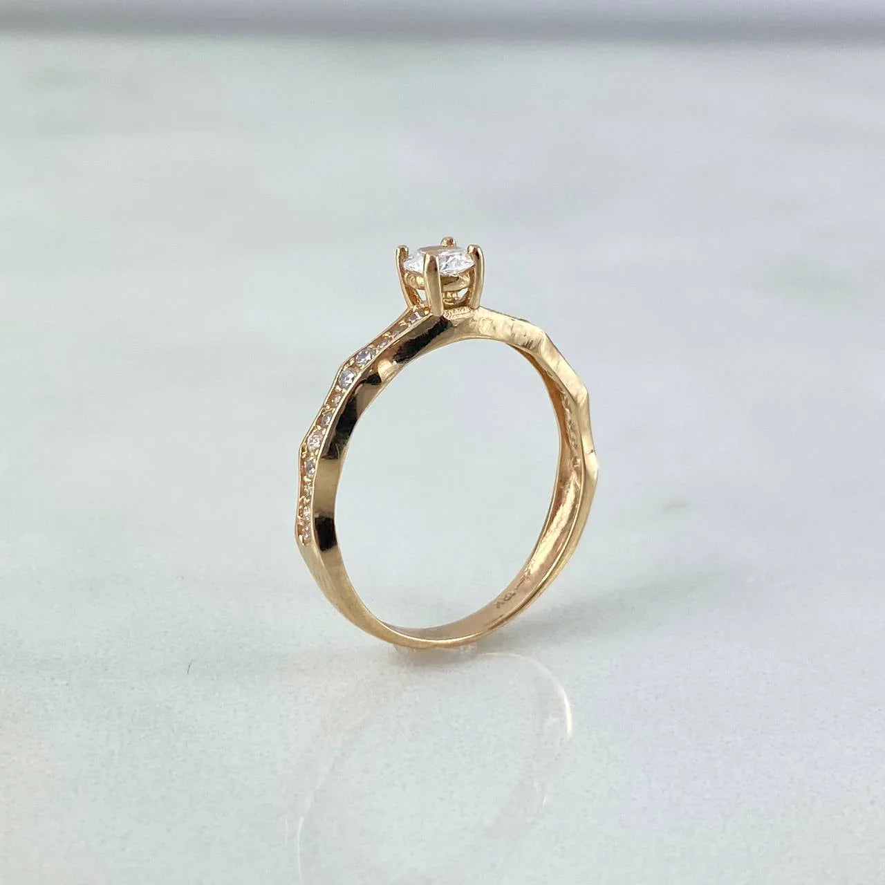 Churumbela Ring 1.9gr / Size 6 / White Zircons Yellow Gold &