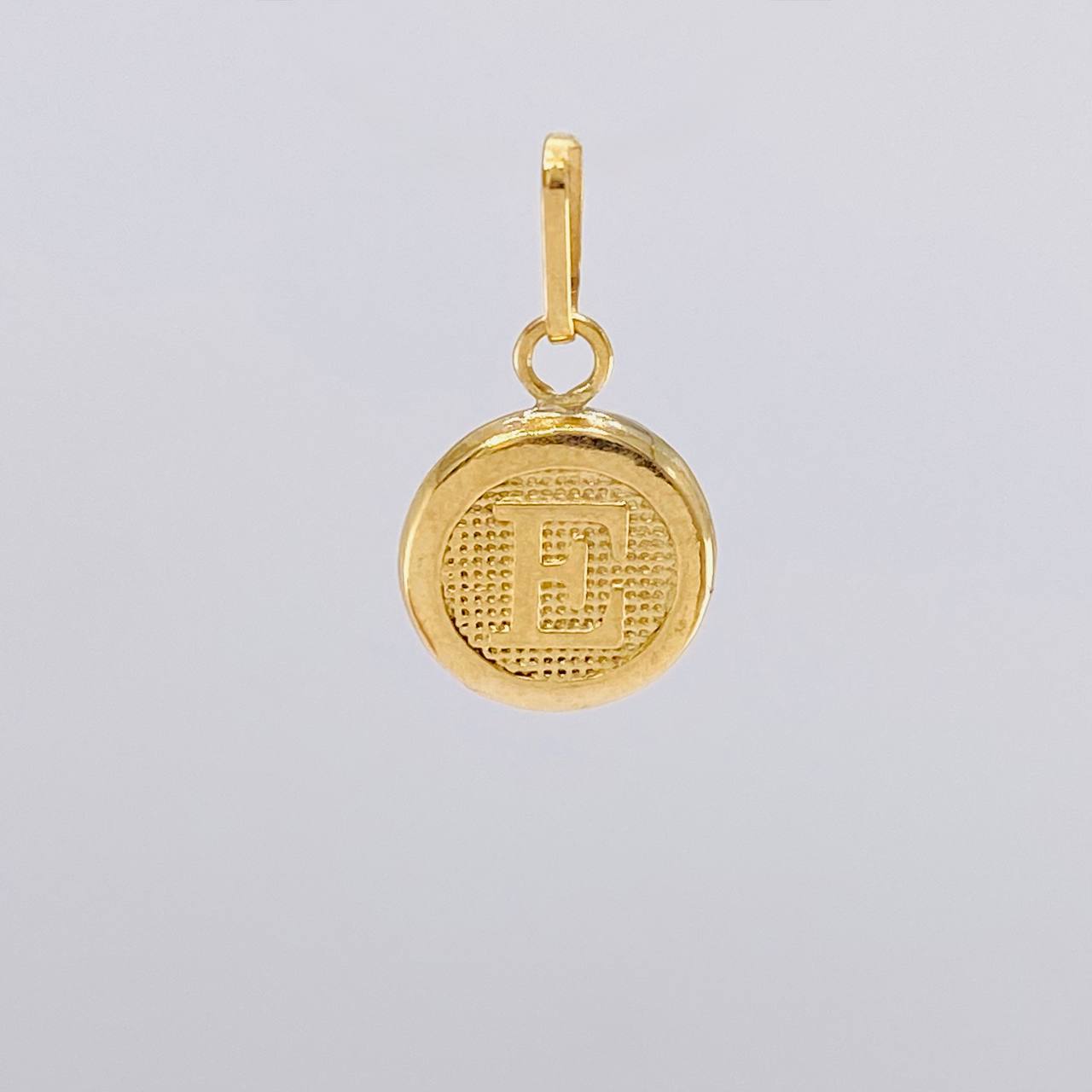 Pendant Circle Letter E 0.4g / 1/2 in 18K Yellow Gold