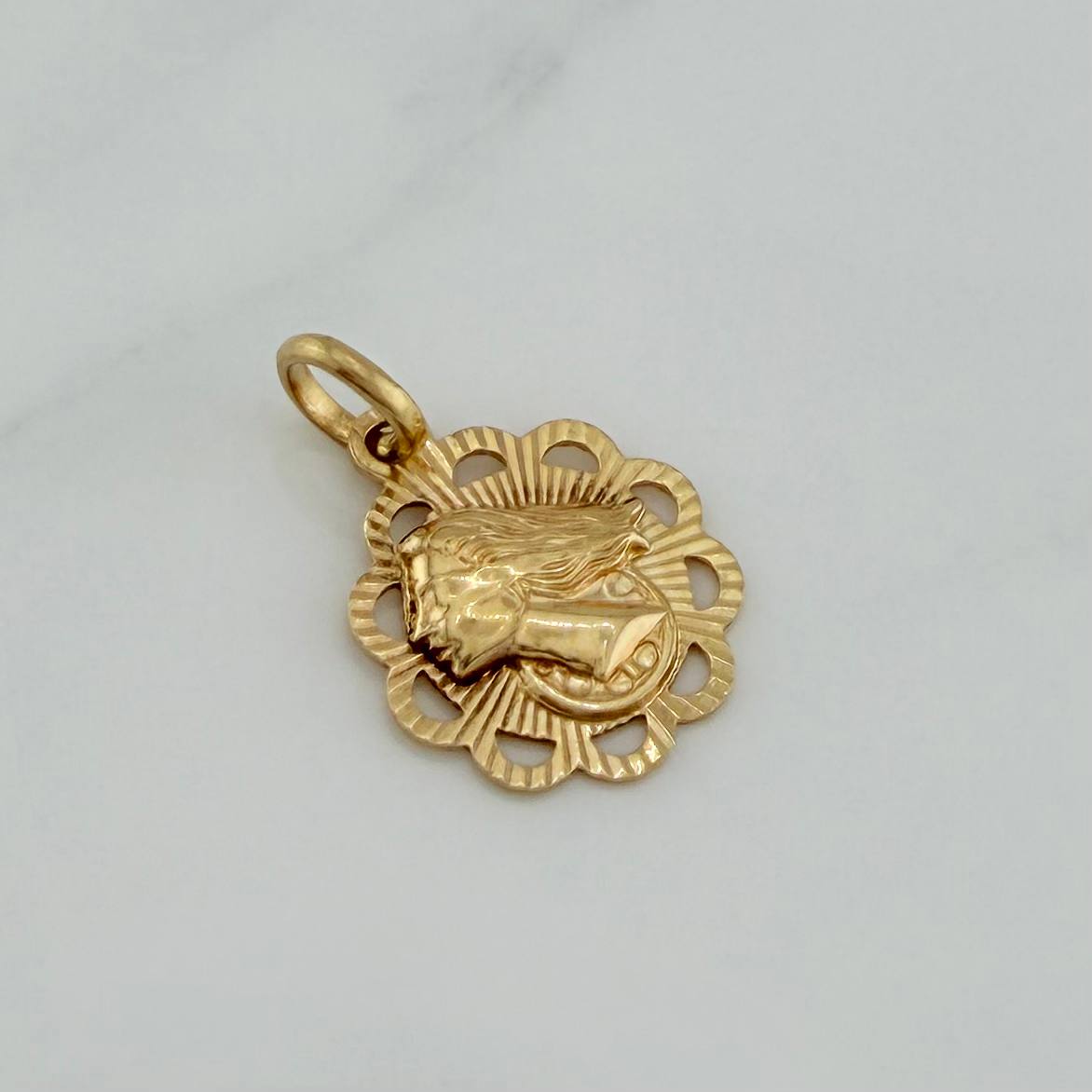 Dije Lady Justicia 1.8 g / 1 in Oro Amarillo 18K