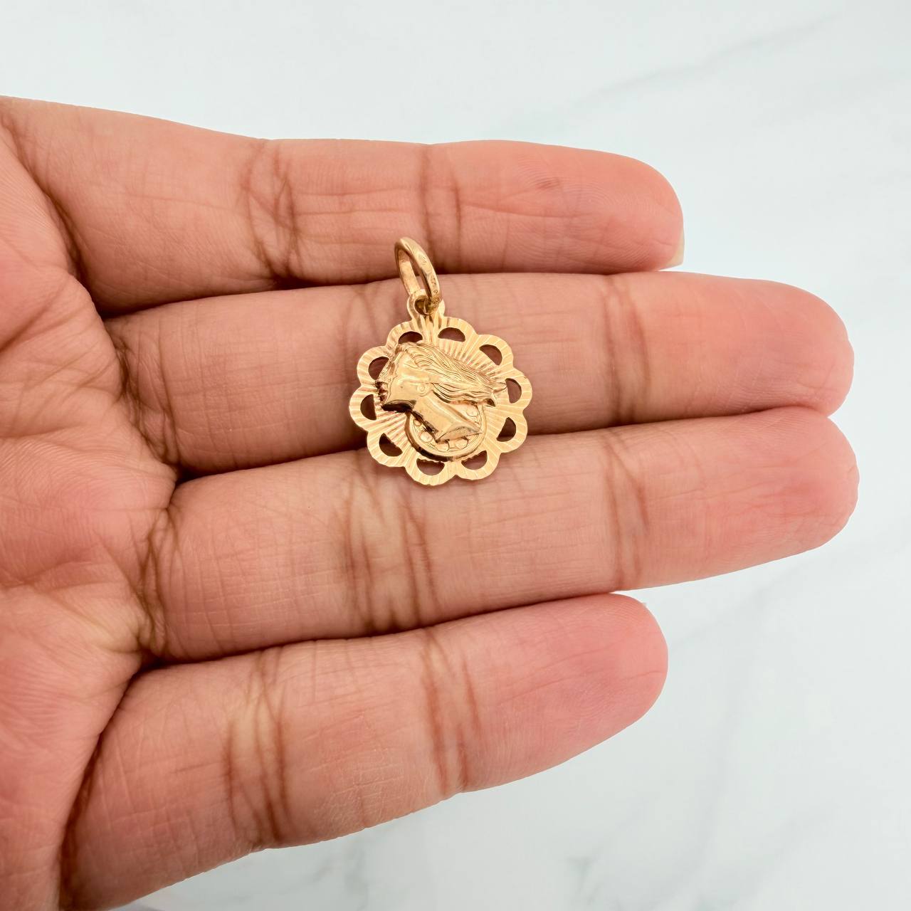 Dije Lady Justicia 1.8 g / 1 in Oro Amarillo 18K
