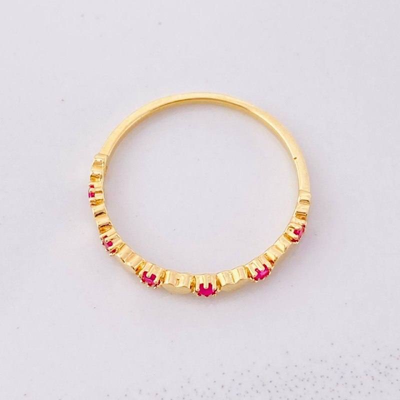 Interspersed Hearts Ring 1.35g / T7 3/4 Yellow Gold 18K