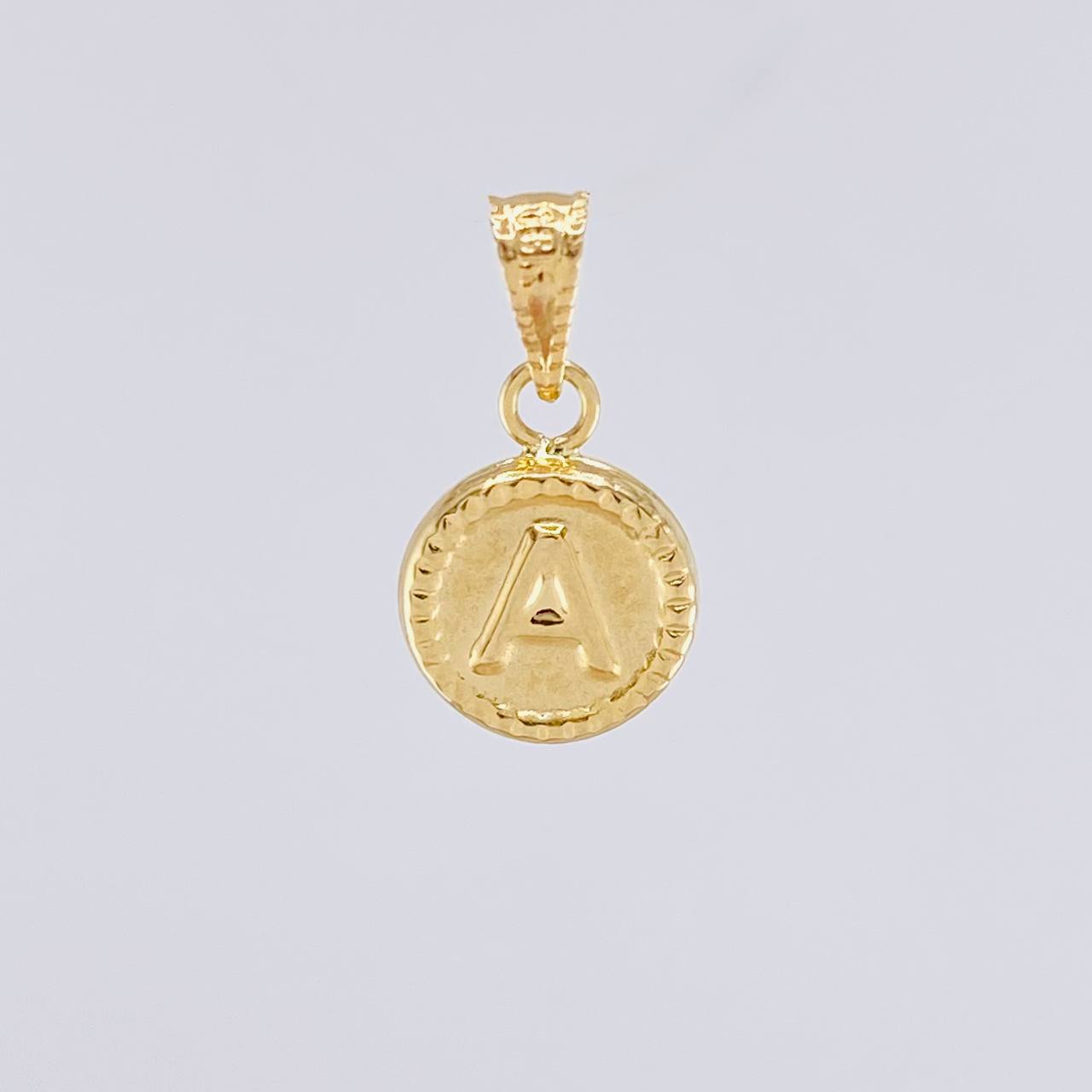 Dije Circulo Letra A 0.4g / 1/2 in Oro Amarillo 18K