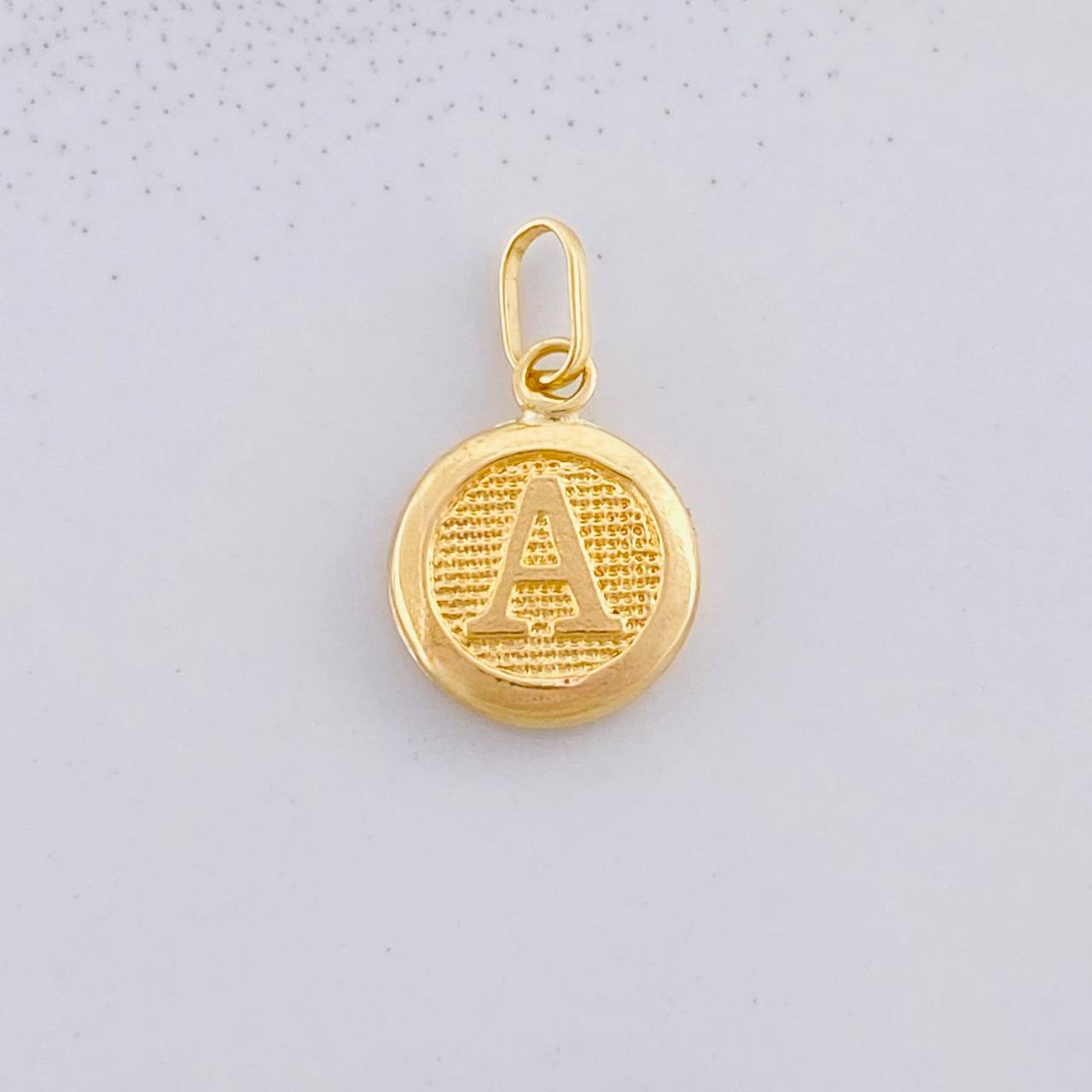 Dije Circulo Letra a 0.4g / 1/2 in Oro Amarillo 18K