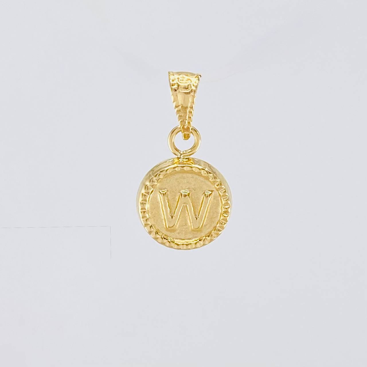 Dije Circulo Letra W 0.45g / 1/2 in Oro Amarillo 18K