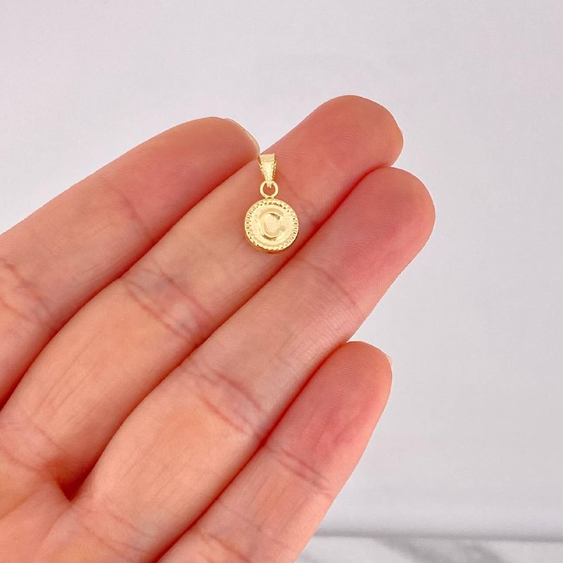 Pendant Circle Letter C 0.4g / 1/2 in 18K Yellow Gold