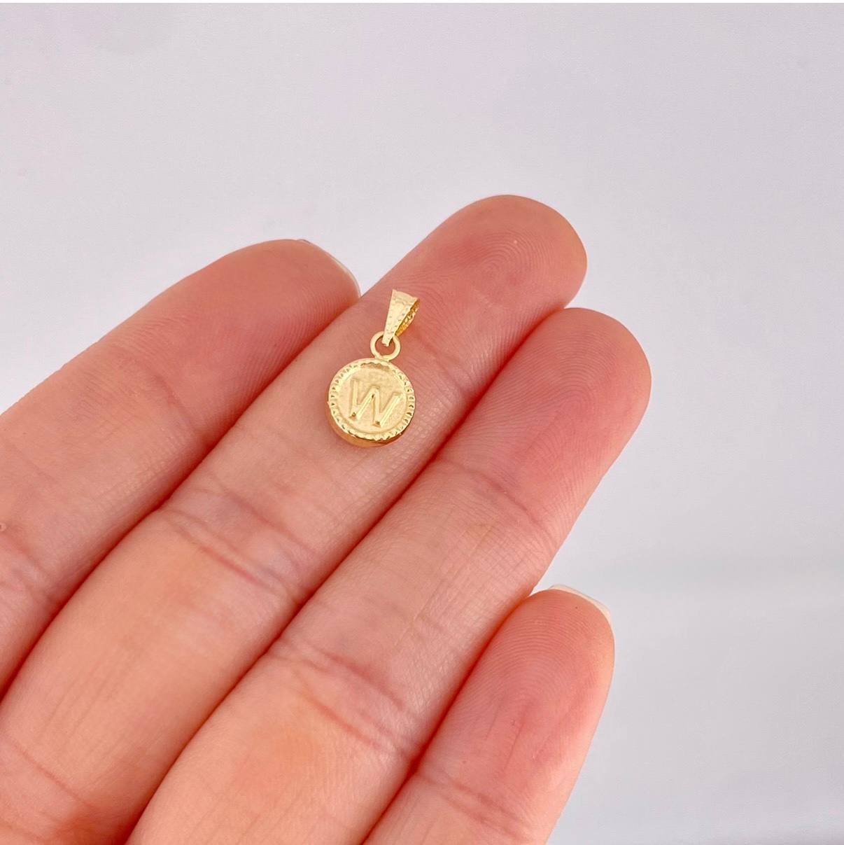 Dije Circulo Letra W 0.45g / 1/2 in Oro Amarillo 18K