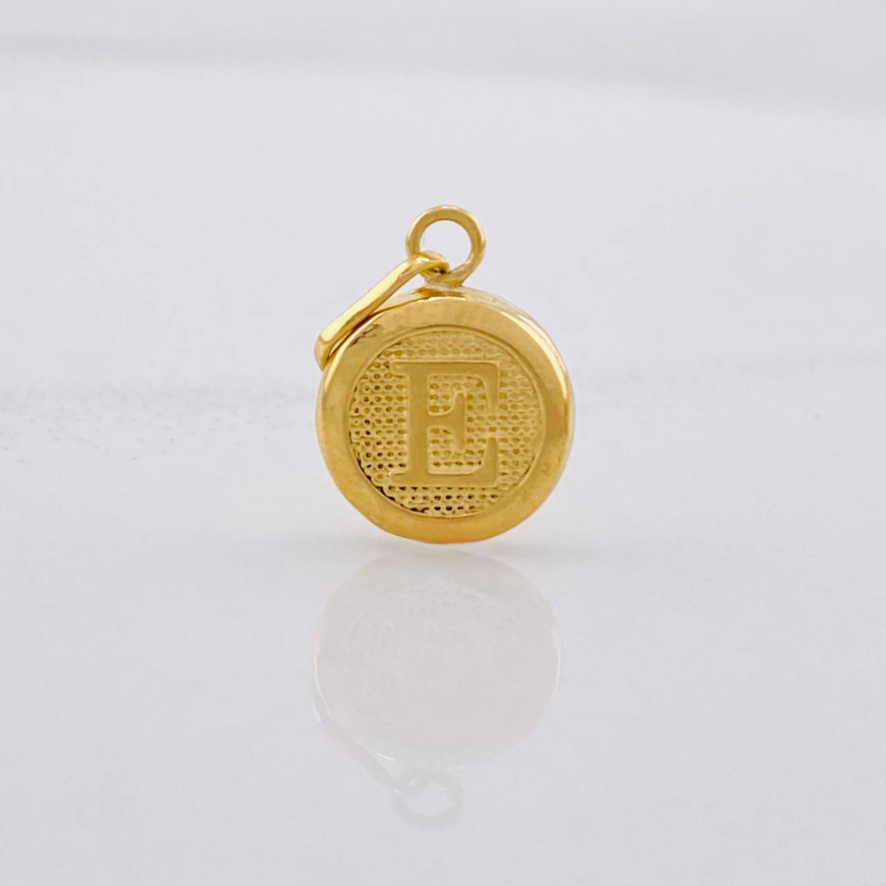 Pendant Circle Letter E 0.4g / 1/2 in 18K Yellow Gold