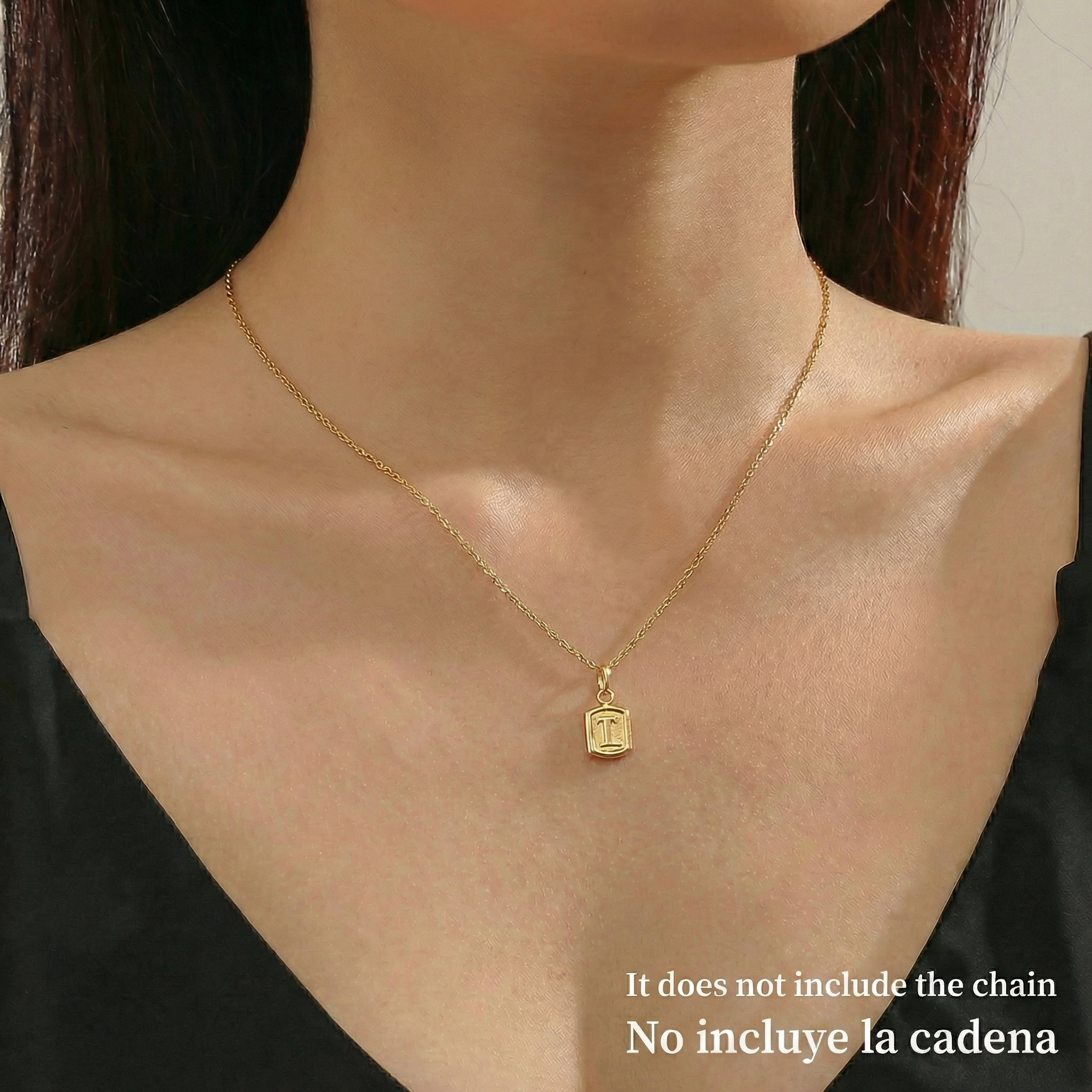 Pendant Letter L Textured Frame 0.3gr / 1/2 in / 18K Yellow Gold ©