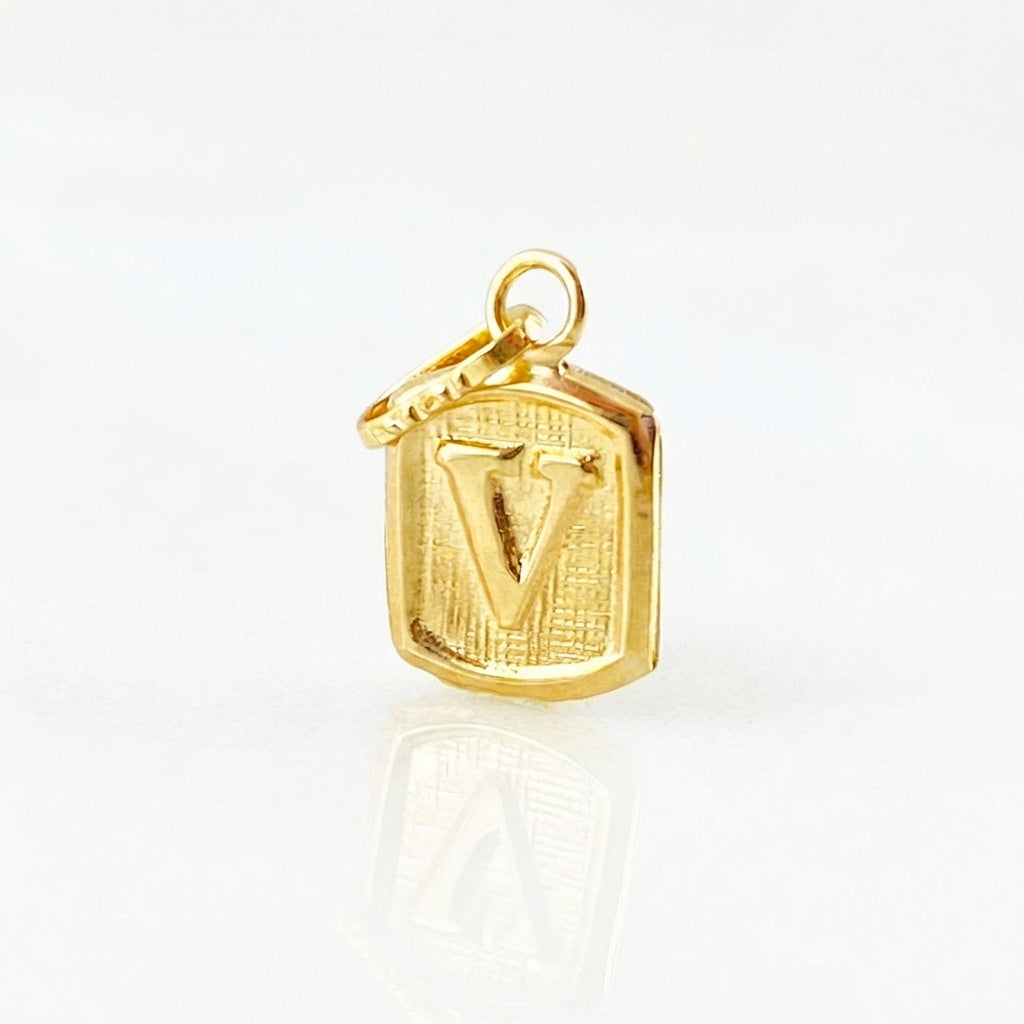 Dije Letra V Marco Texturizado 0.35gr / 1/2 in / Oro Amarillo 18K ©