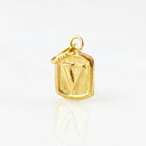 Dije Letra V Marco Texturizado 0.35gr / 1/2 in / Oro Amarillo 18K ©