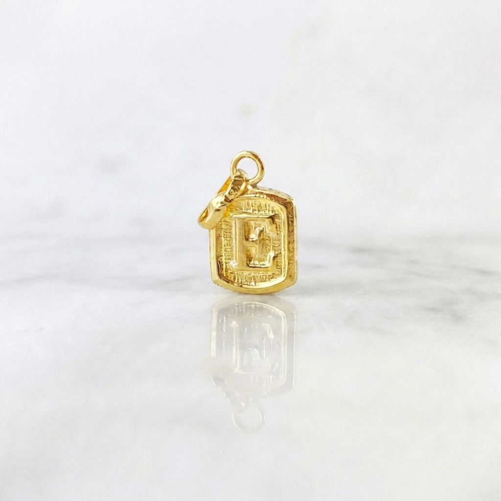Dije Letra E Marco Texturizado 0.3gr / 1/2 in / Oro Amarillo 18K ©
