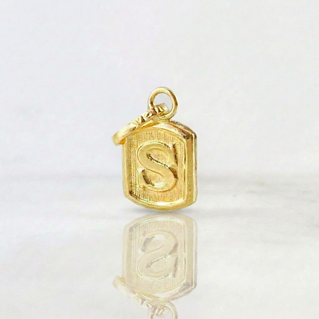 Pendant Letter S Textured Frame 0.3gr / 1/2 in / 18K Yellow Gold ©