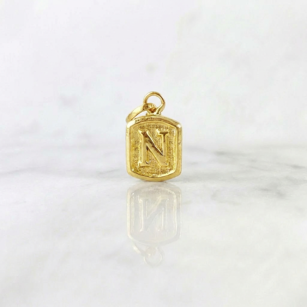 Dije Letra N Marco Texturizado 0.3gr / 1/2 in / Oro Amarillo 18K ©