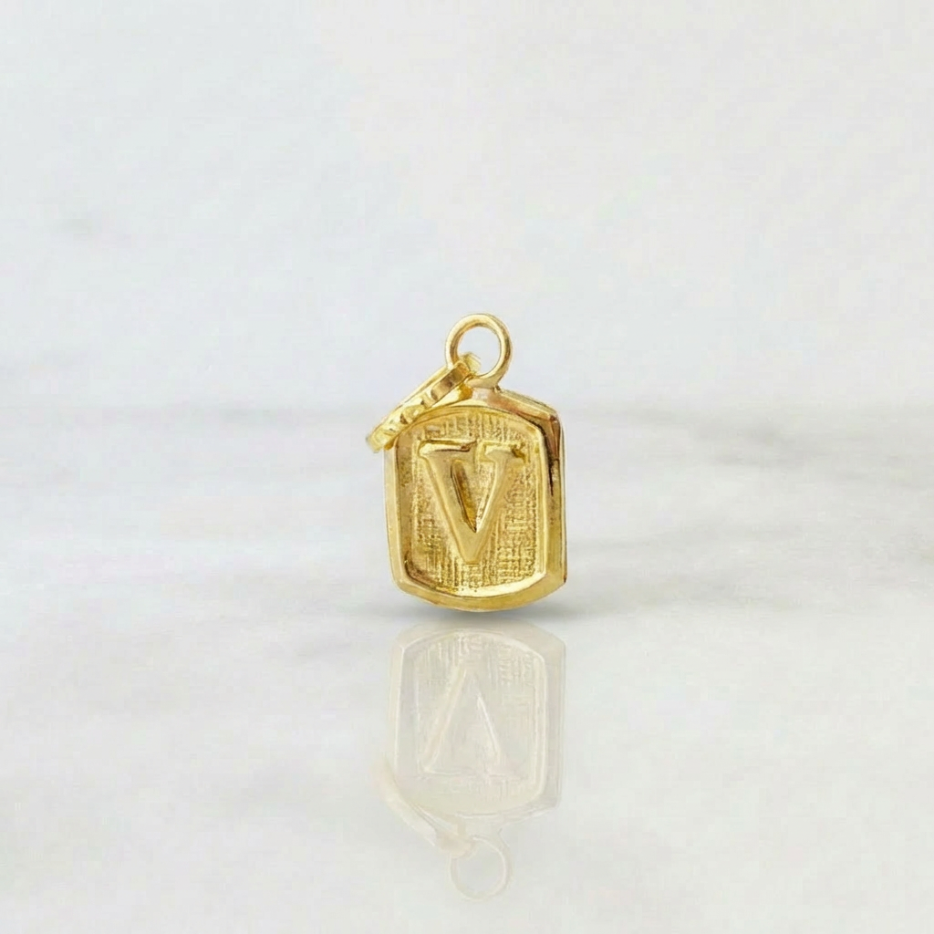 Pendant Letter V Textured Frame 0.35gr / 1/2 in / 18K Yellow Gold