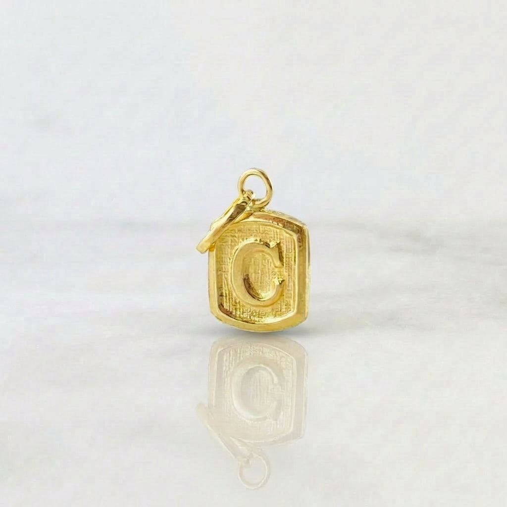 Dije Letra C Marco Texturizado 0.35gr / 1/2 in / Oro Amarillo 18K