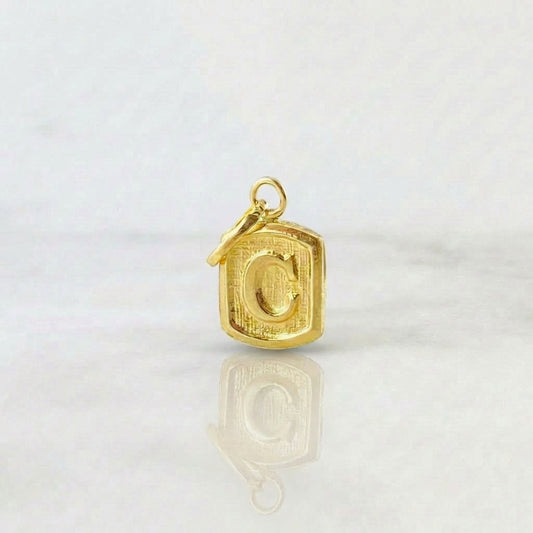 Dije Letra C Marco Texturizado 0.35gr / 1/2 in / Oro Amarillo 18K
