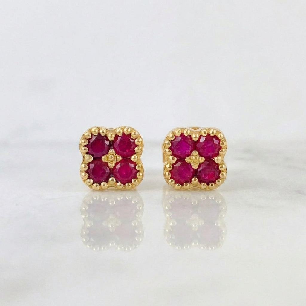 Stud Earrings Flower Clover Rubies 40pts 1.55gr / 6mm 18K Yellow Gold ©