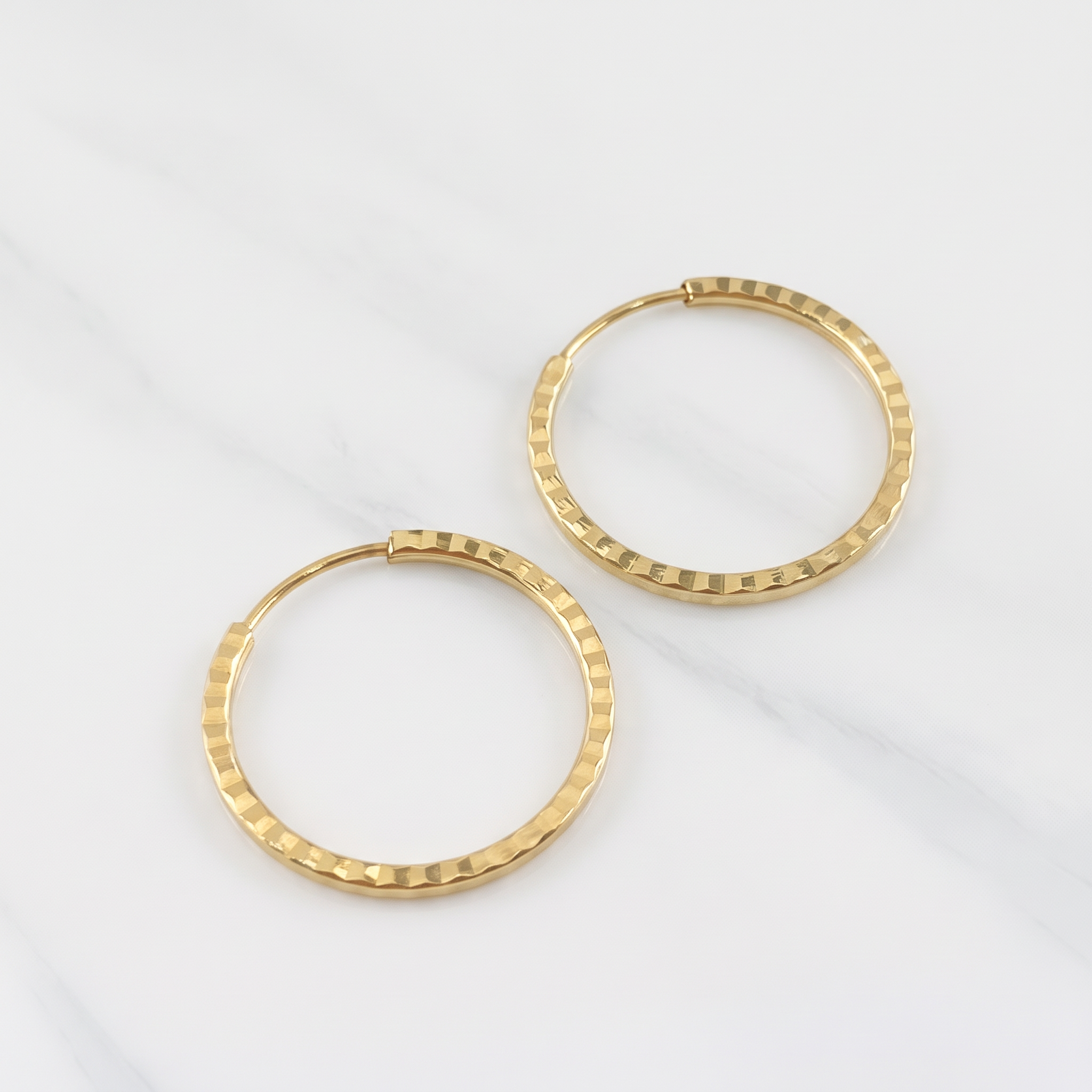 Candongas Aro Rayado 0.85g / 1/2 in Oro Amarillo 18K
