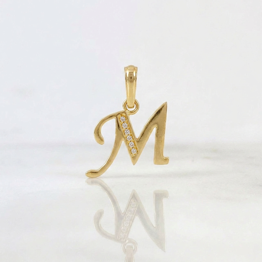 Dije Letra Cursiva M 1.2g / 3/4 in Oro Amarillo 18K