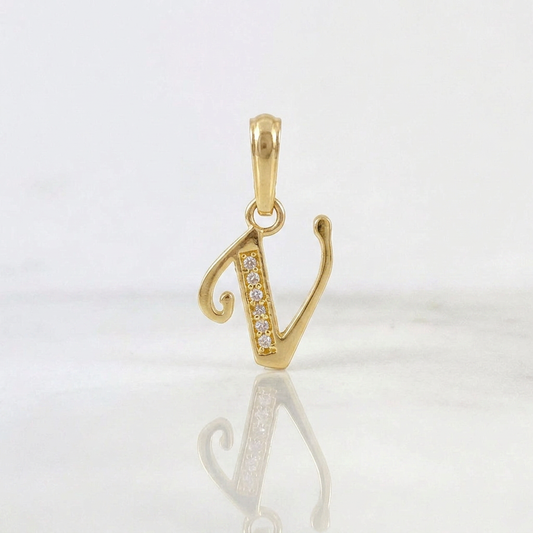 Dije Letra Cursiva V 0.95g / 3/4 in Oro Amarillo 18K