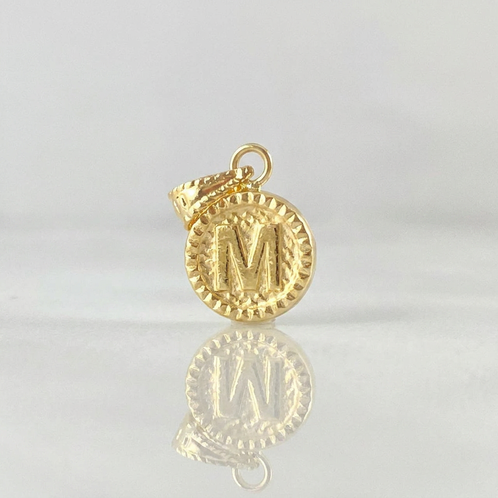 Dije Letra M Marco Bordeado 0.6g / 3/4 in Oro Amarillo 18K