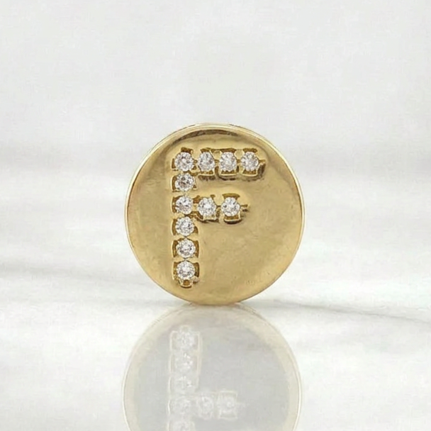 Dije Herraje Letra F 1.35gr / 1/2 in / Oro Amarillo 18K ©