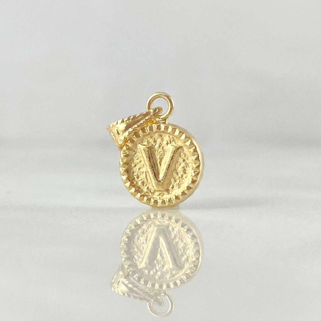Dije Letra V Marco Bordeado 0.55g / 3/4 in Oro Amarillo 18K