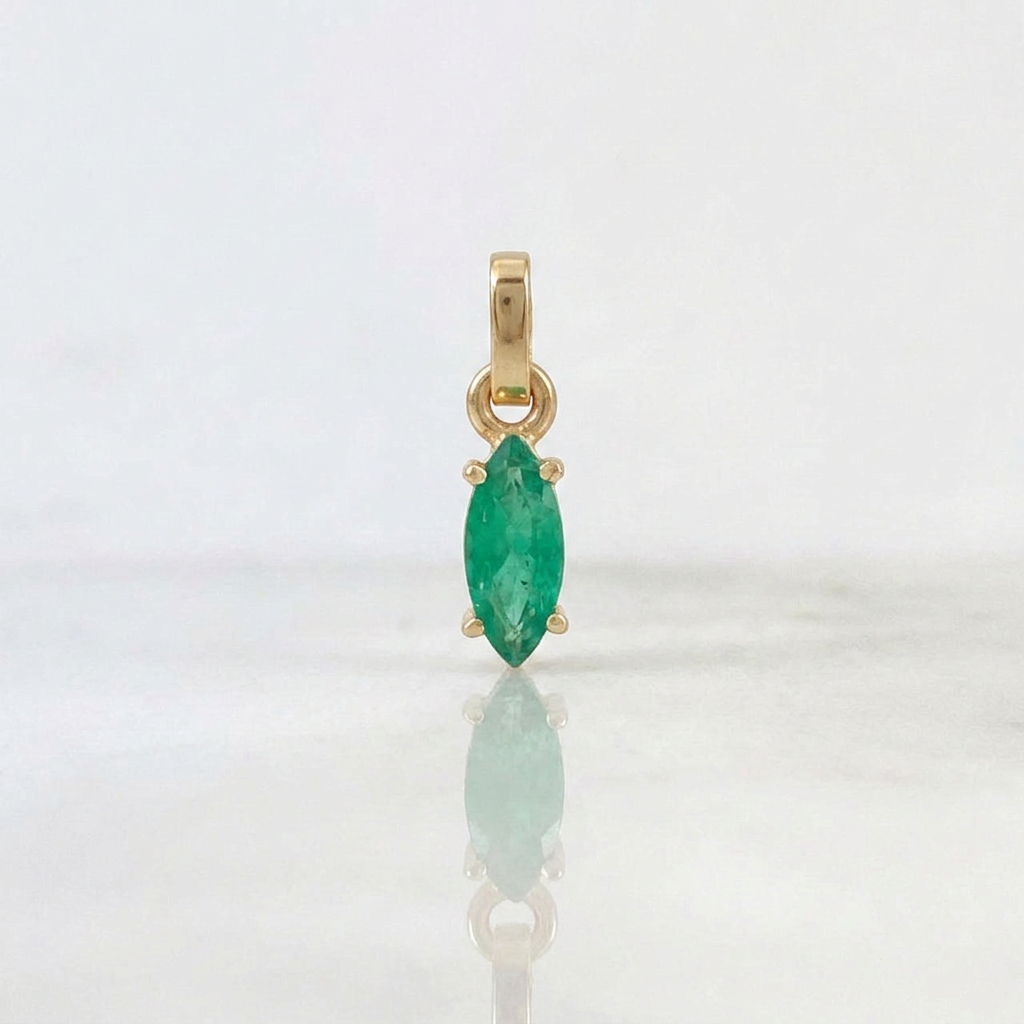 Oval Pendant Emeralds 55 Pts 0.5gr / 1/2 in / Yellow Gold 18K %