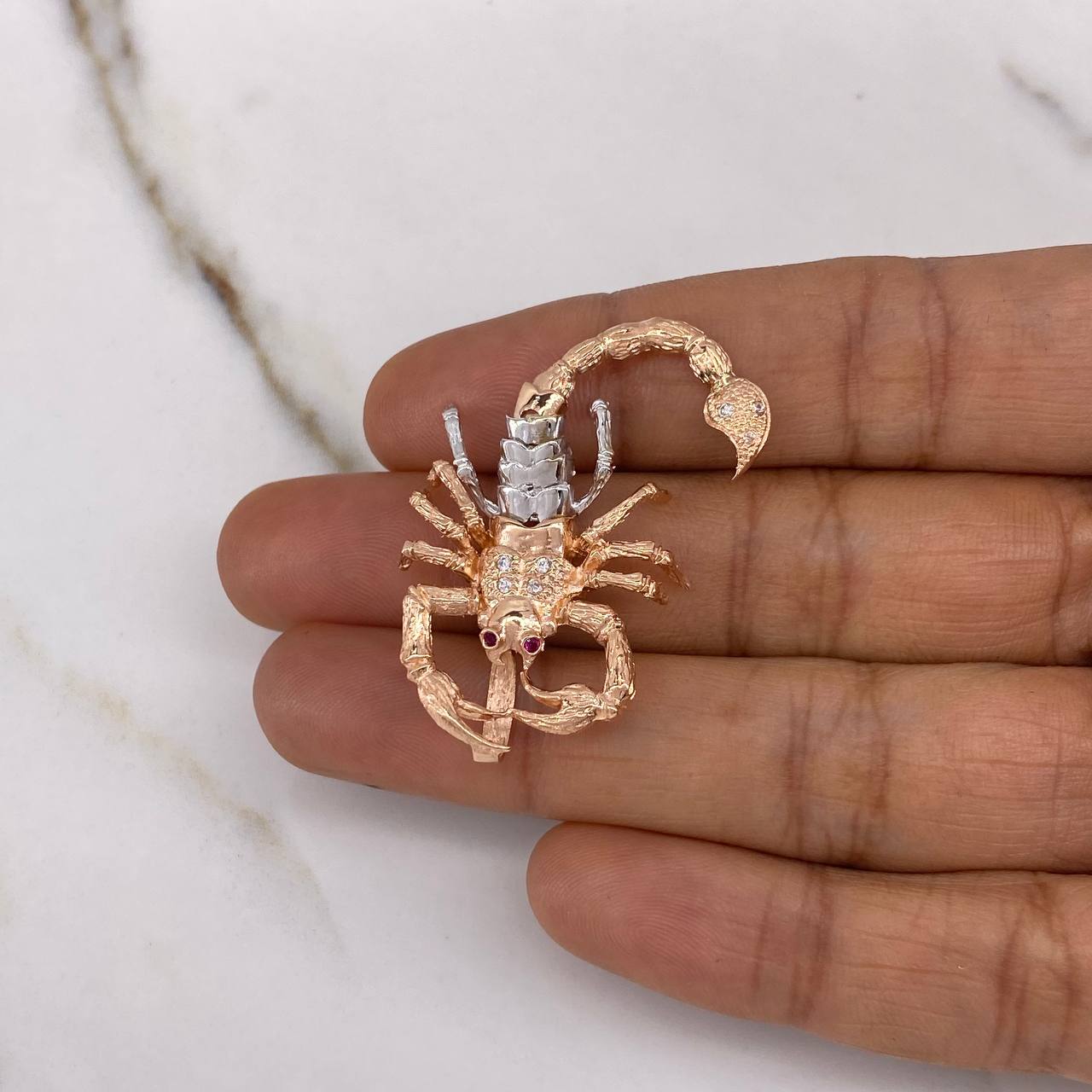 Pendant Scorpion 7.75gr / 4.3cm / White Fuchsia Zircons Two White Rose Gold &